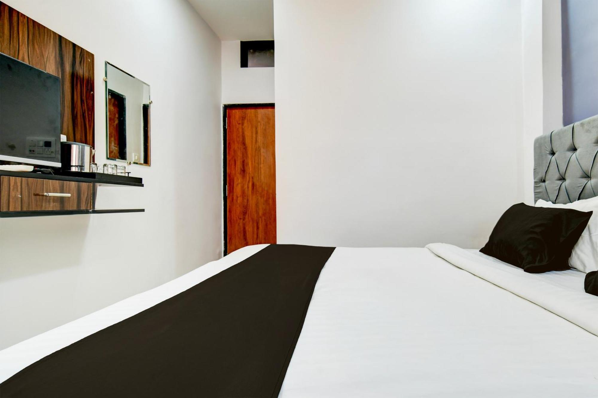 Super Hotel O D.V Near Medanta Hospital אינדורה מראה חיצוני תמונה